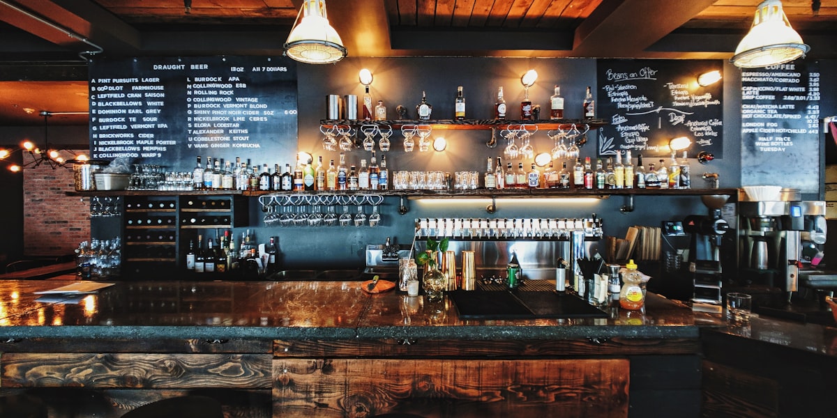 Ambiance conviviale d'un bar avec des boissons en soirée