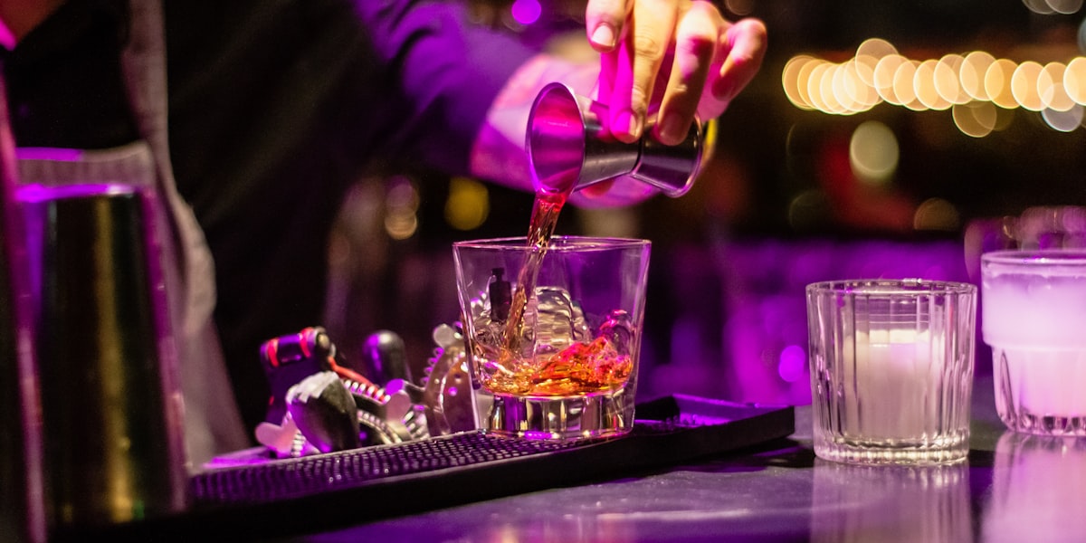 Clients qui s'amusent lors d'une soirée animée dans un bar